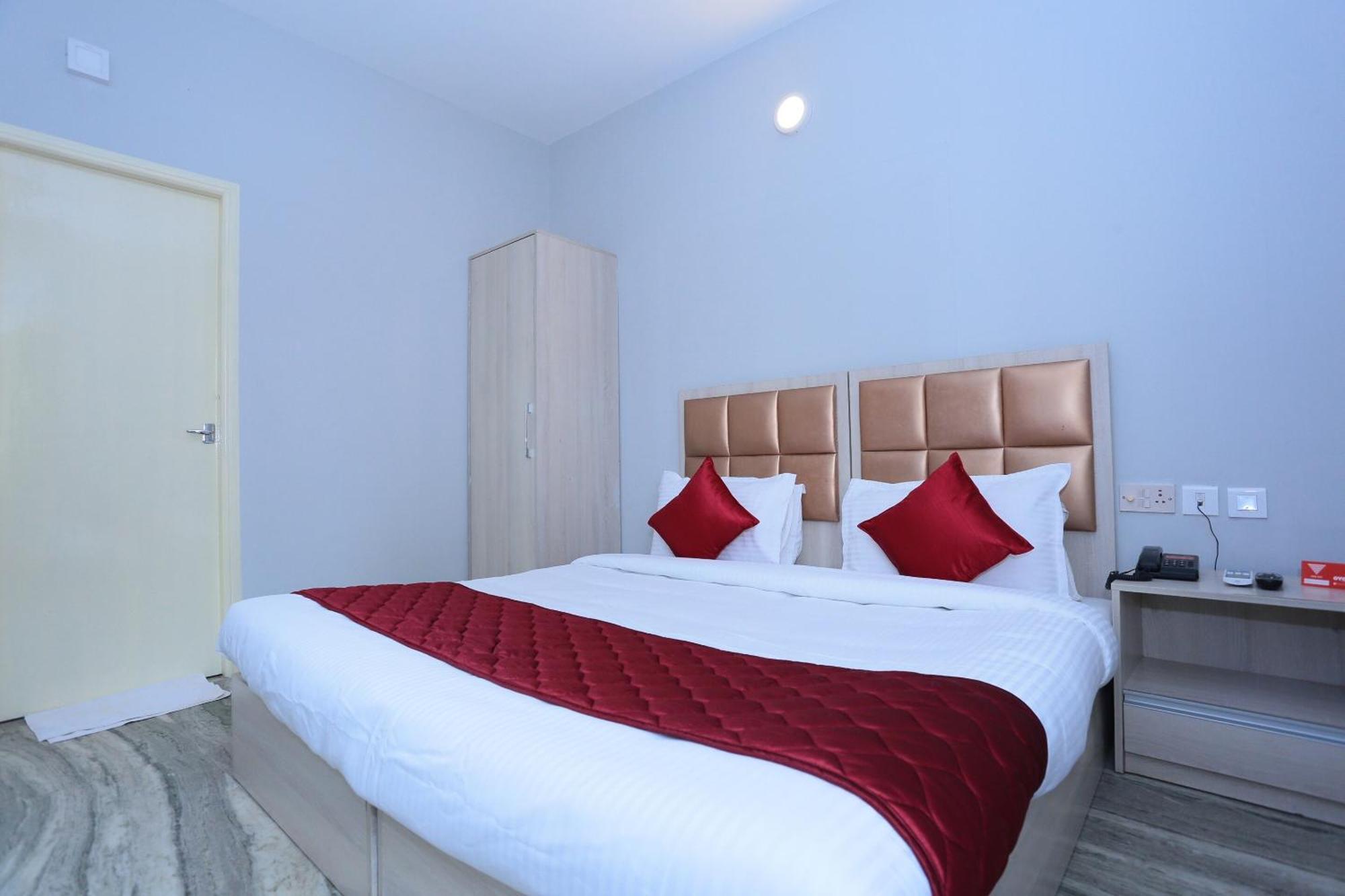 Super Townhouse Prince Palace Thiruvananthapuram Esterno foto